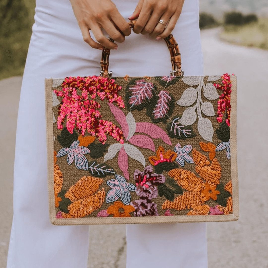 Bolsa de Praia com Alça de Bambu Bordada Flora